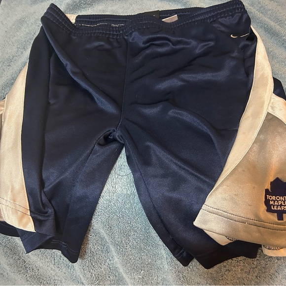 Nike Toronto maple leafs warm up shorts - Picture 2 of 4